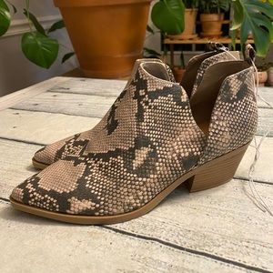 NWT Universal Thread black snakeskin ankle booties. 10